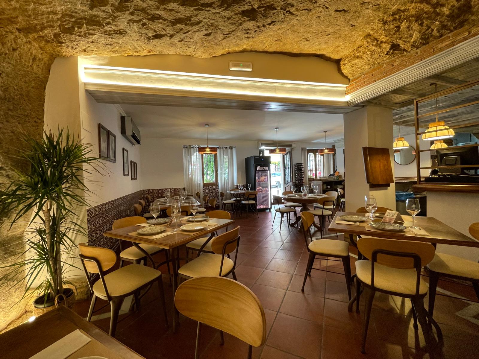 Sala interior de Casa Palmero bajo el techo de roca natural del Lizón