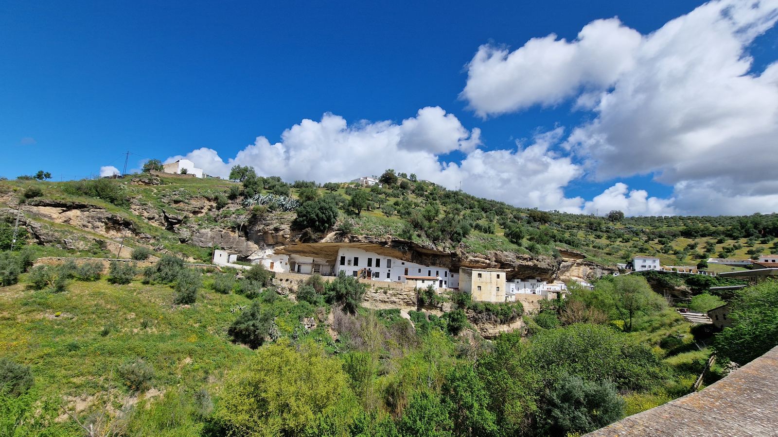 Casas de Setenil de las Bodegas bajo las rocas