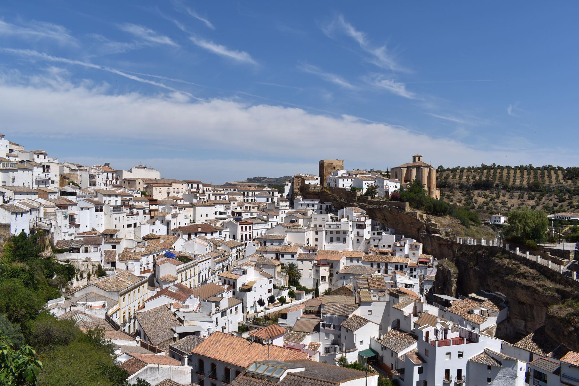 Setenil de las Bodegas, el pueblo de las casas construidas bajo las rocas