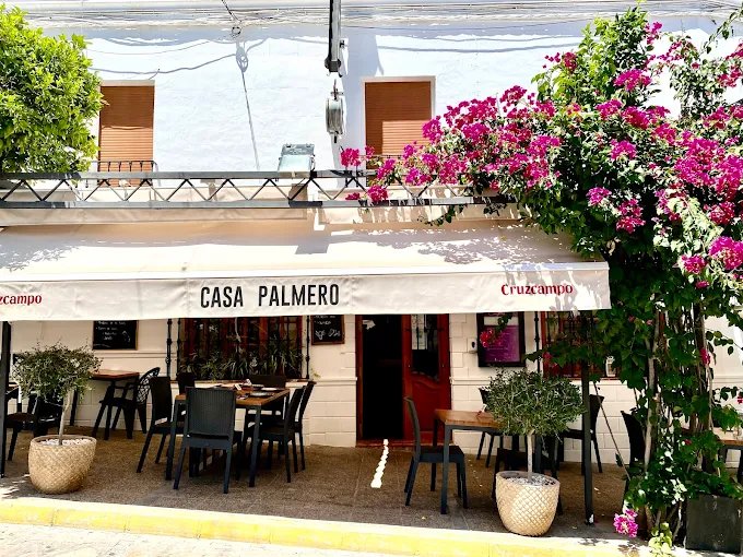 Fachada y terraza de Casa Palmero en Setenil de las Bodegas