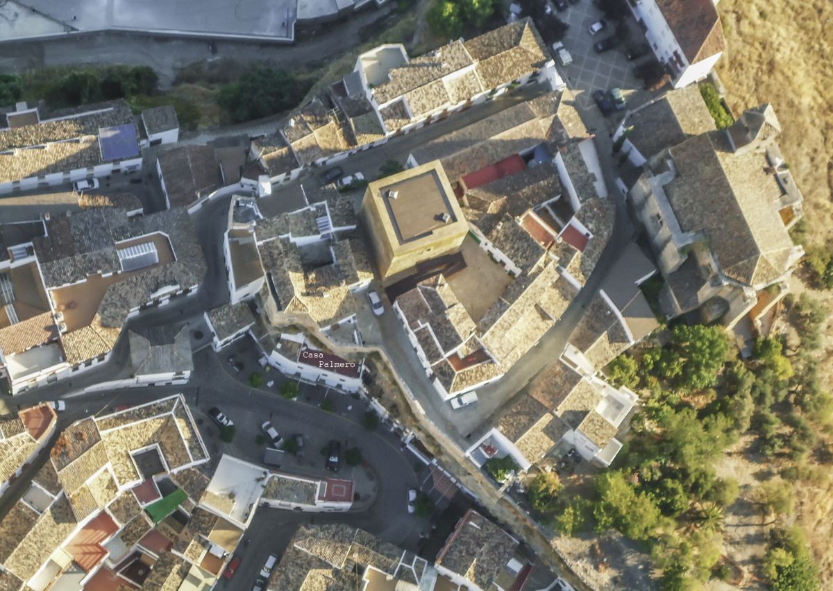 Fachada de Casa Palmero bajo la roca del Lizón, en la Plaza de Andalucía